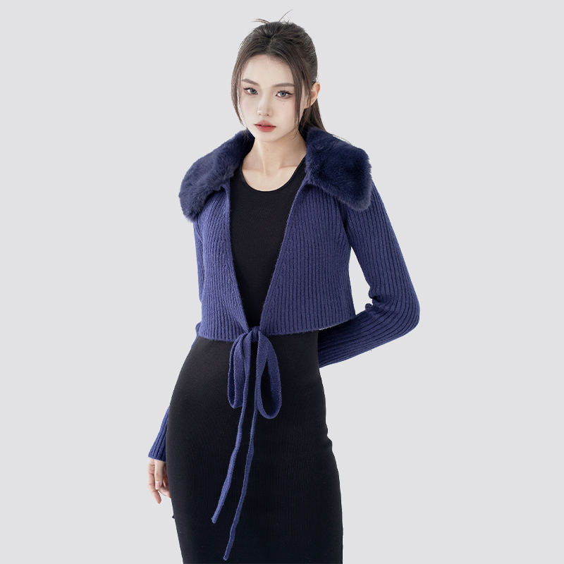 Kış Kıyafetleri İçin Kürk Yakalı Bağcıklı Hırka Nasıl Stil Edilir?